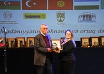 День национального театра Азербайджана отметили исторической премьерой и церемонией награждения (ФОТО)