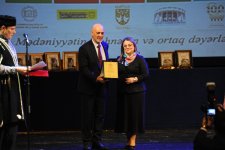 День национального театра Азербайджана отметили исторической премьерой и церемонией награждения (ФОТО)