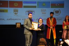 День национального театра Азербайджана отметили исторической премьерой и церемонией награждения (ФОТО)