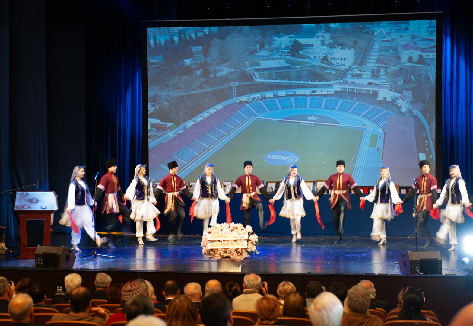 День национального театра Азербайджана отметили исторической премьерой и церемонией награждения (ФОТО)