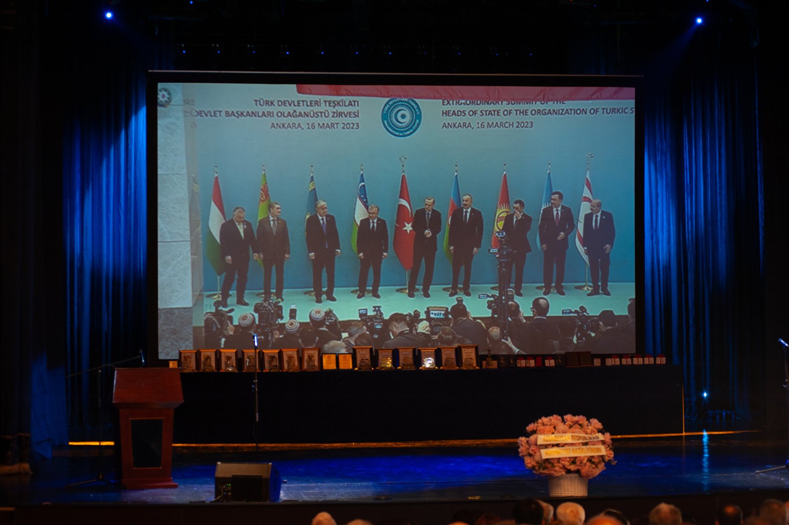 День национального театра Азербайджана отметили исторической премьерой и церемонией награждения (ФОТО)