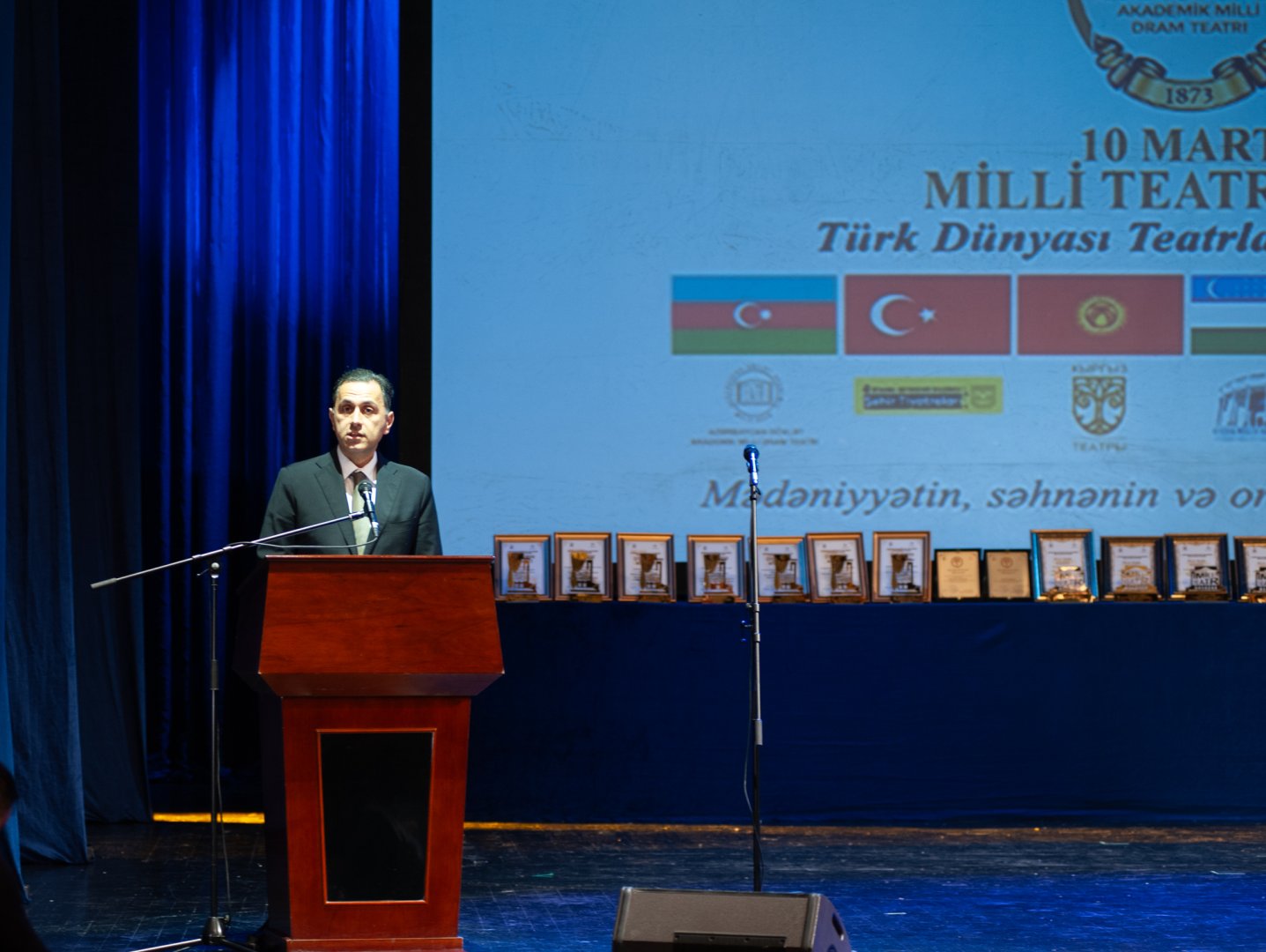 День национального театра Азербайджана отметили исторической премьерой и церемонией награждения (ФОТО)