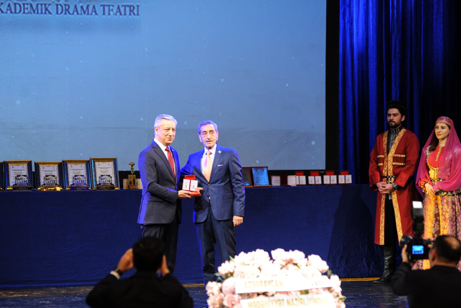 День национального театра Азербайджана отметили исторической премьерой и церемонией награждения (ФОТО)