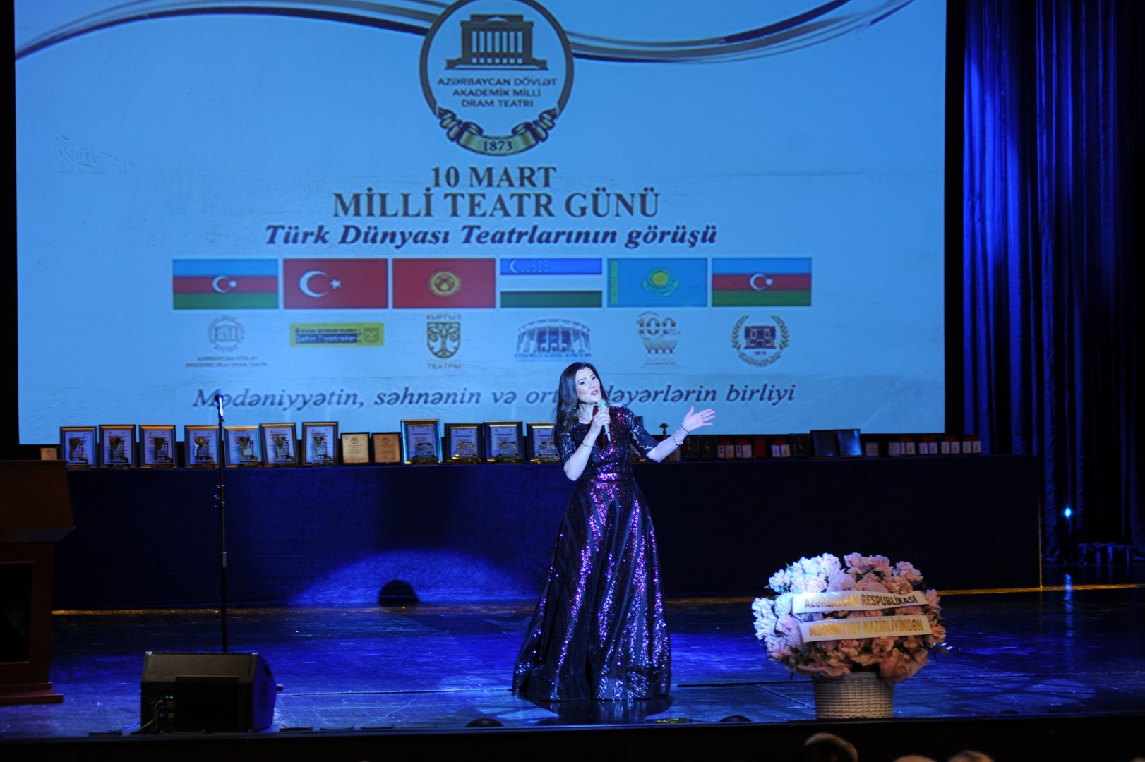 День национального театра Азербайджана отметили исторической премьерой и церемонией награждения (ФОТО)