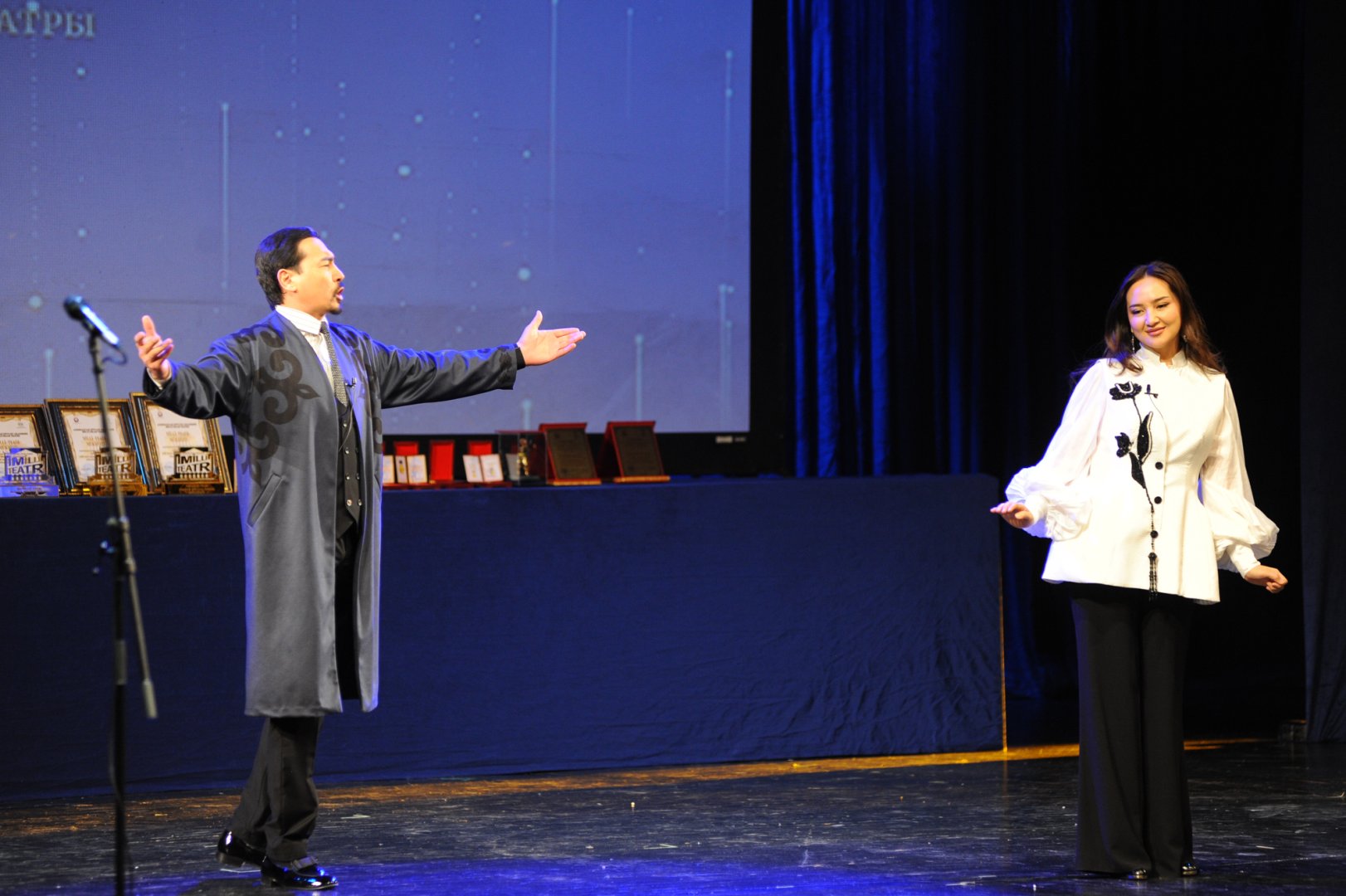 День национального театра Азербайджана отметили исторической премьерой и церемонией награждения (ФОТО)