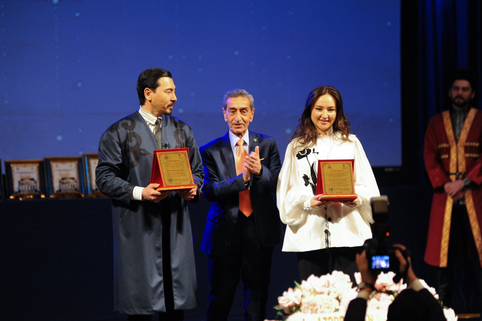 День национального театра Азербайджана отметили исторической премьерой и церемонией награждения (ФОТО)