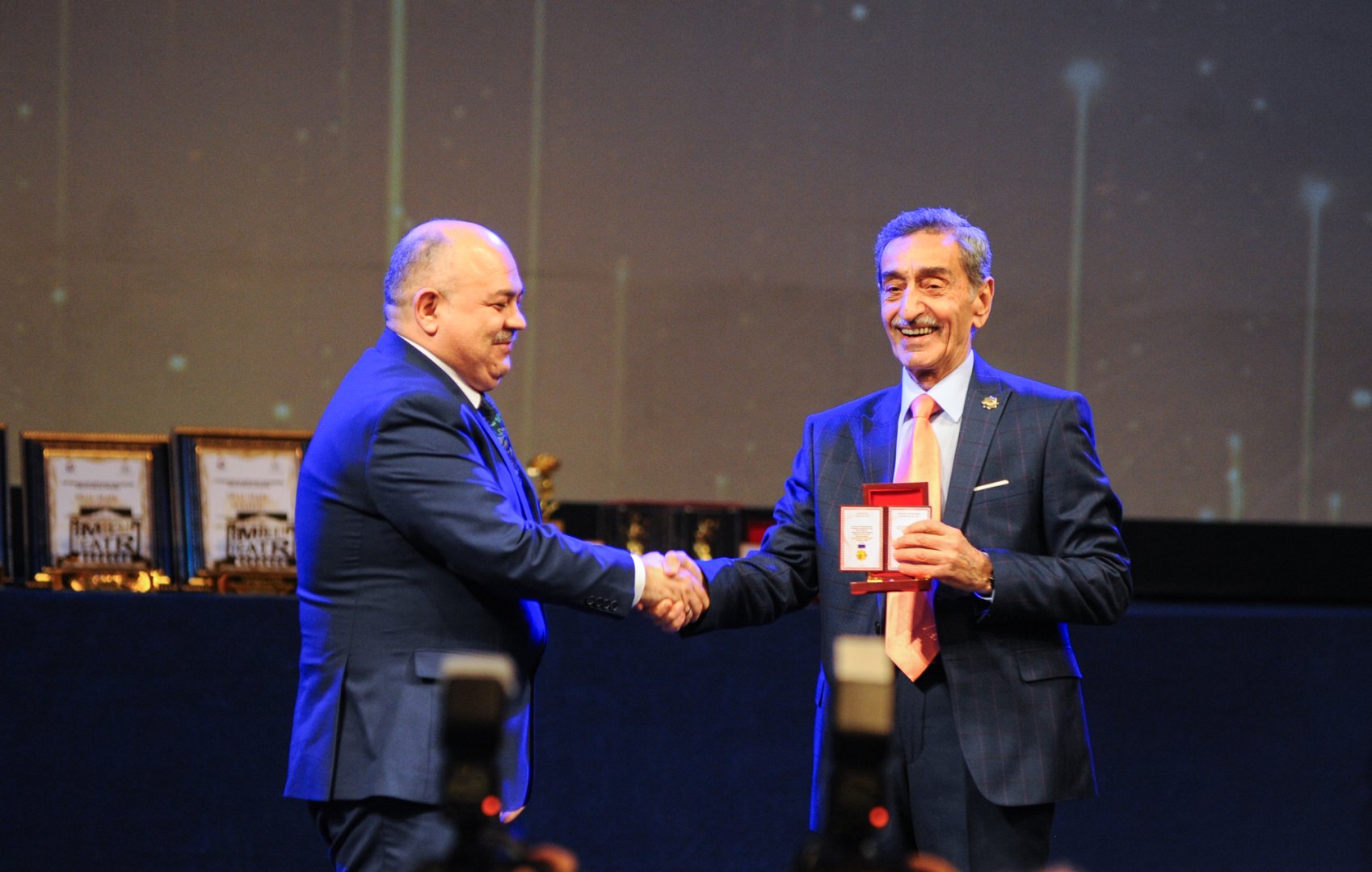 День национального театра Азербайджана отметили исторической премьерой и церемонией награждения (ФОТО)