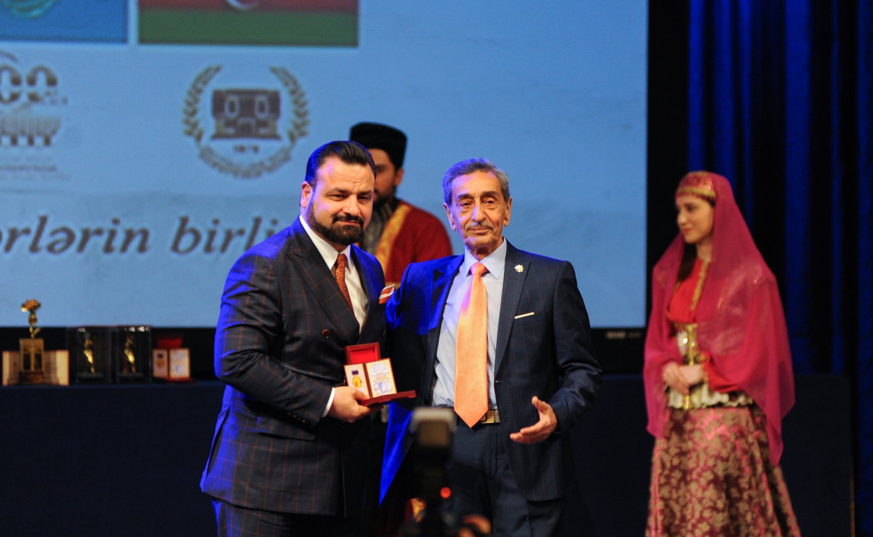 День национального театра Азербайджана отметили исторической премьерой и церемонией награждения (ФОТО)