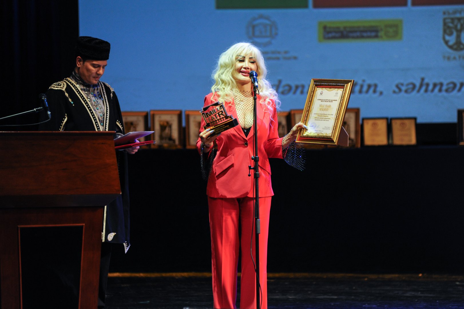 День национального театра Азербайджана отметили исторической премьерой и церемонией награждения (ФОТО)