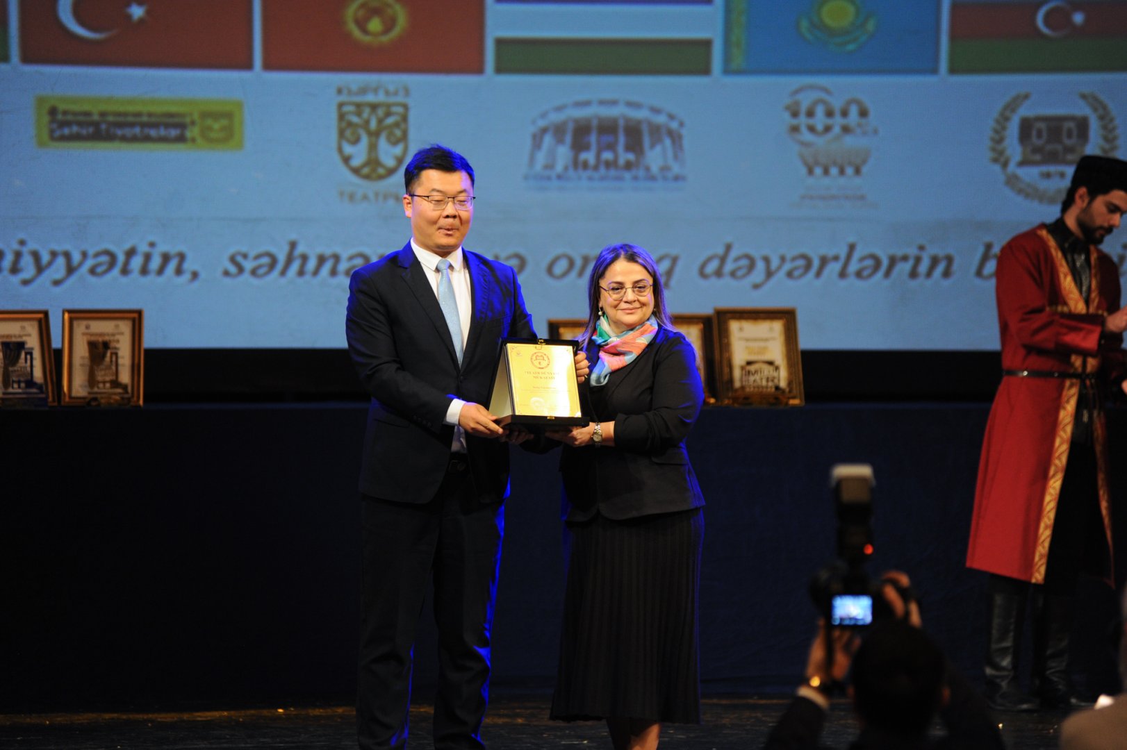 День национального театра Азербайджана отметили исторической премьерой и церемонией награждения (ФОТО)