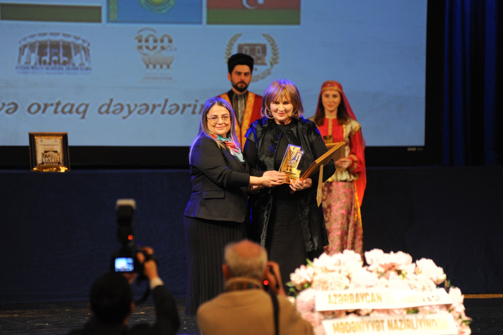 День национального театра Азербайджана отметили исторической премьерой и церемонией награждения (ФОТО)