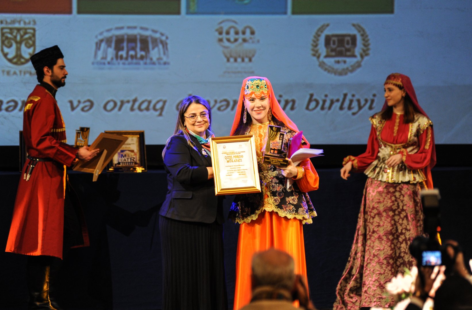 День национального театра Азербайджана отметили исторической премьерой и церемонией награждения (ФОТО)