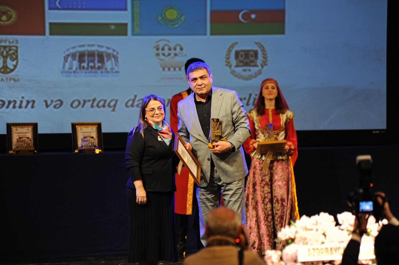 День национального театра Азербайджана отметили исторической премьерой и церемонией награждения (ФОТО)