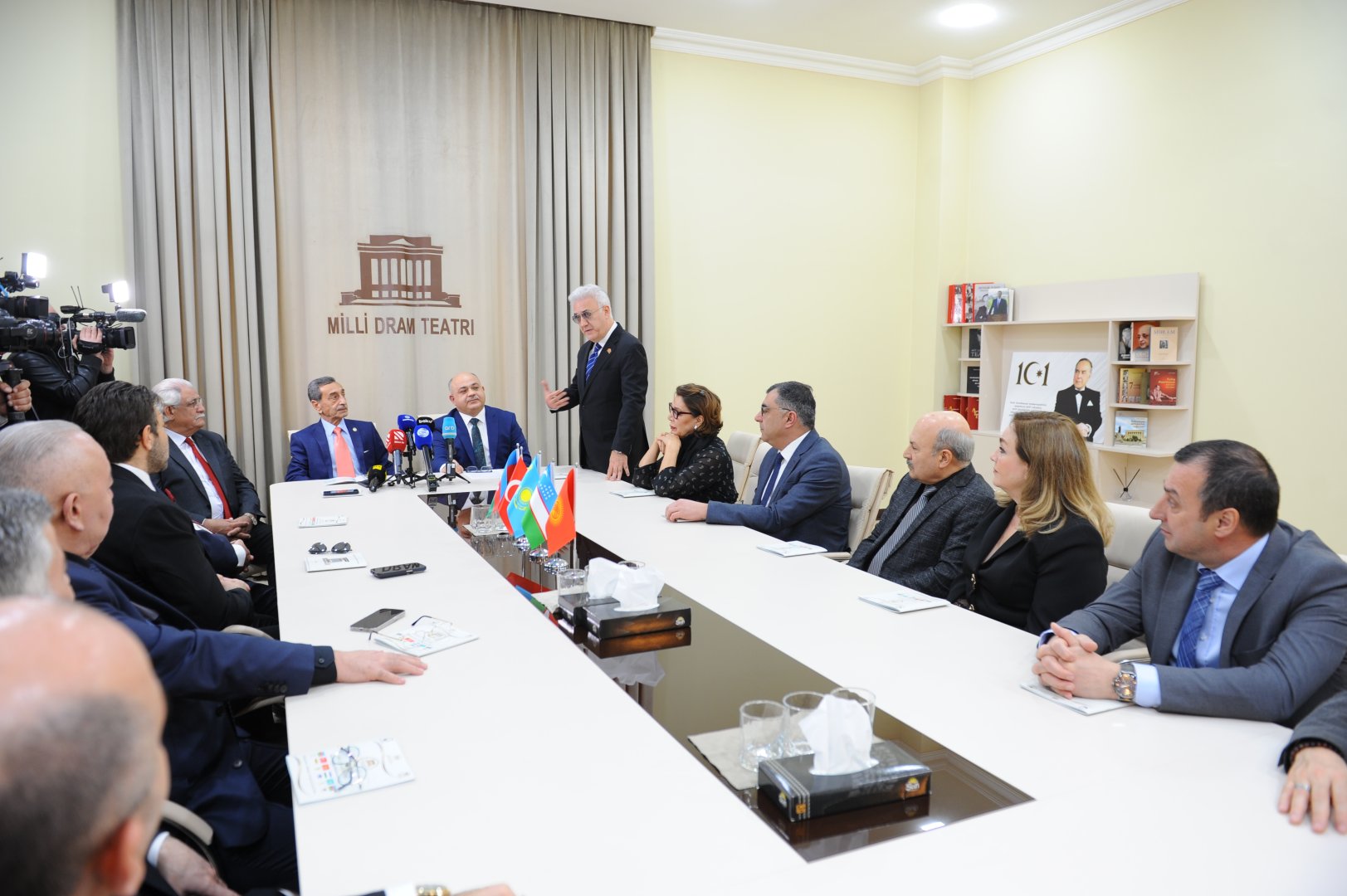 День национального театра Азербайджана отметили исторической премьерой и церемонией награждения (ФОТО)