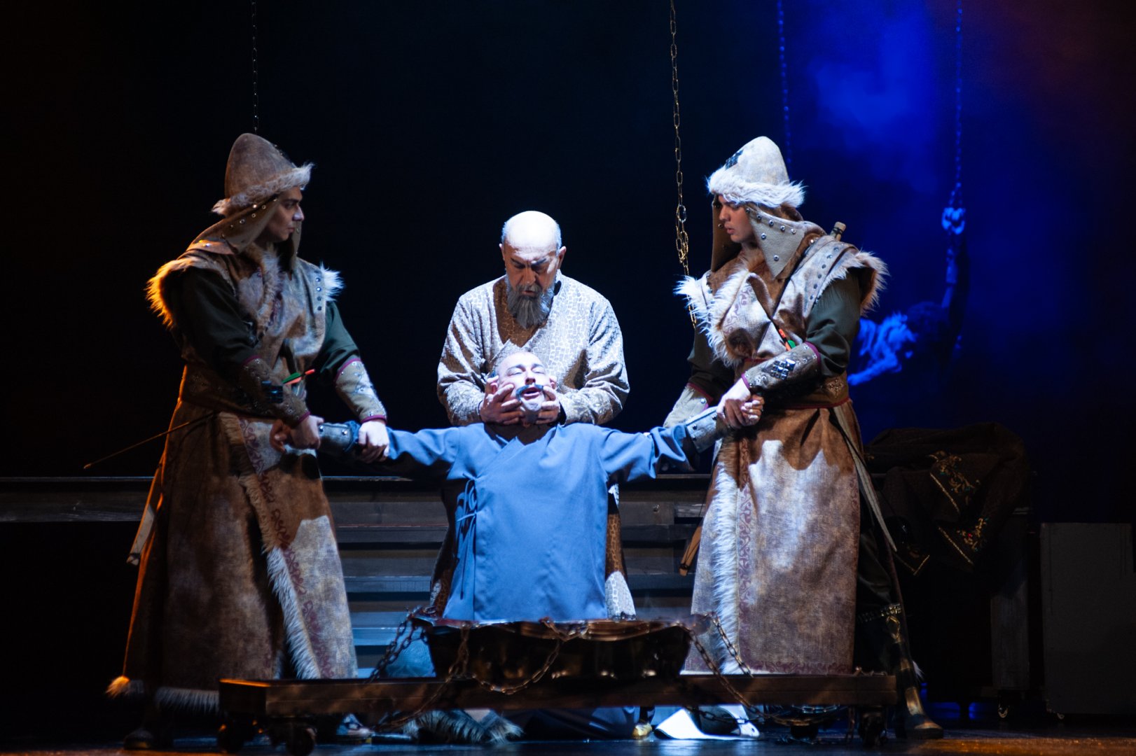 День национального театра Азербайджана отметили исторической премьерой и церемонией награждения (ФОТО)