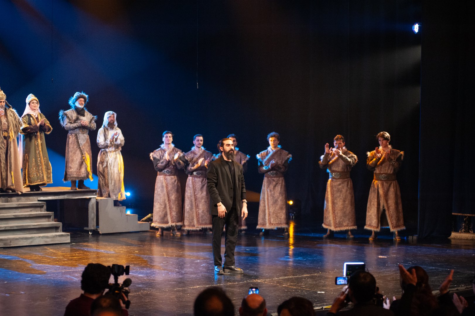 День национального театра Азербайджана отметили исторической премьерой и церемонией награждения (ФОТО)