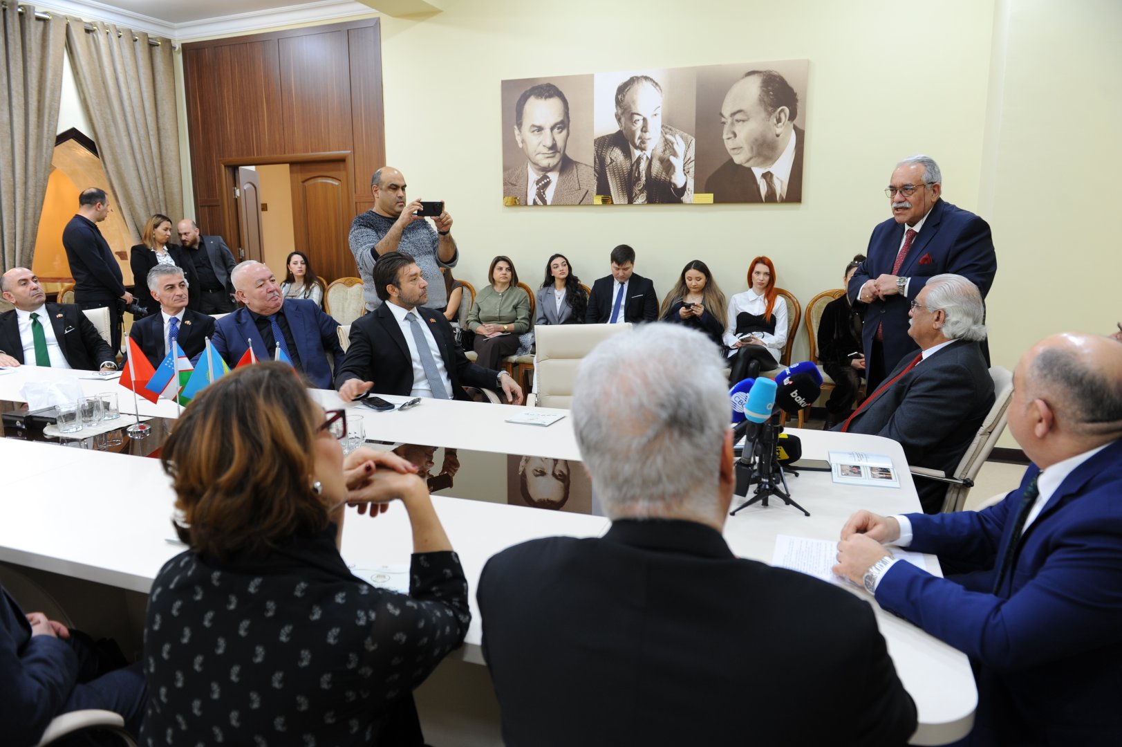 День национального театра Азербайджана отметили исторической премьерой и церемонией награждения (ФОТО)