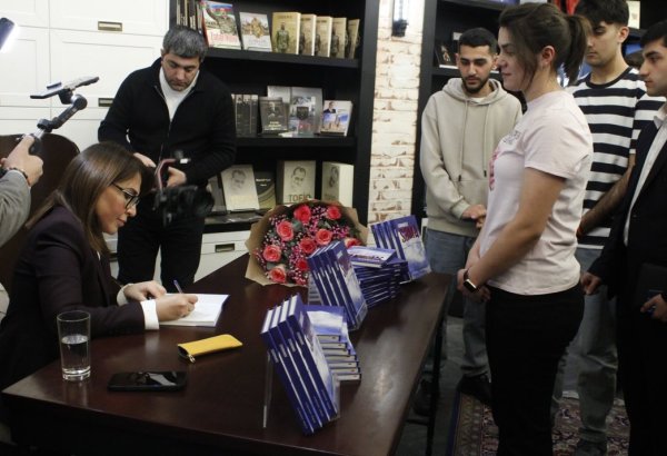 Книги, вопросы, улыбки - вдохновляющий день с Гюнель Анаргызы (ФОТО)