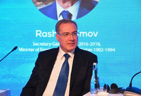 Азербайджан стремится максимально эффективно использовать свое географическое положение - Шахмар Мовсумов