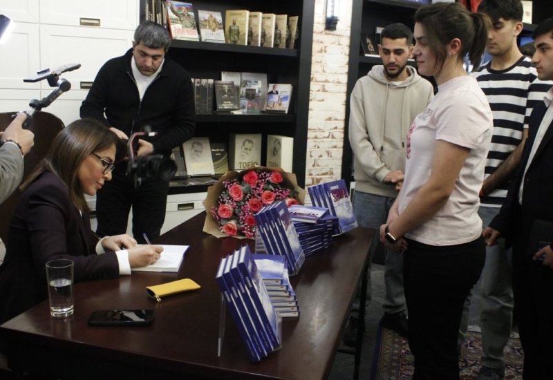 Книги, вопросы, улыбки - вдохновляющий день с Гюнель Анаргызы (ФОТО)