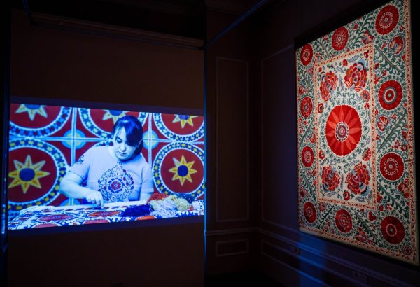 Нежные узоры души в каждом стежке: мастерство узбекской вышивки в Баку (ФОТО)