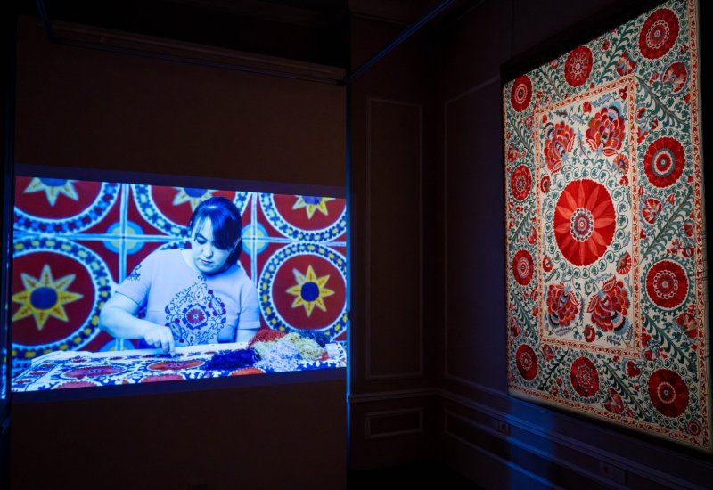 Нежные узоры души в каждом стежке: мастерство узбекской вышивки в Баку (ФОТО)