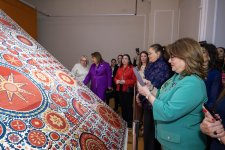 Нежные узоры души в каждом стежке: мастерство узбекской вышивки в Баку (ФОТО)