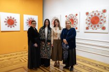 Нежные узоры души в каждом стежке: мастерство узбекской вышивки в Баку (ФОТО)