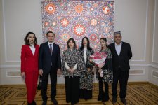 Нежные узоры души в каждом стежке: мастерство узбекской вышивки в Баку (ФОТО)