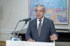 Нежные узоры души в каждом стежке: мастерство узбекской вышивки в Баку (ФОТО)