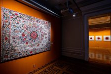 Нежные узоры души в каждом стежке: мастерство узбекской вышивки в Баку (ФОТО)