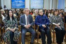 Нежные узоры души в каждом стежке: мастерство узбекской вышивки в Баку (ФОТО)