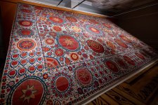 Нежные узоры души в каждом стежке: мастерство узбекской вышивки в Баку (ФОТО)