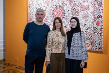 Нежные узоры души в каждом стежке: мастерство узбекской вышивки в Баку (ФОТО)