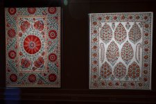 Нежные узоры души в каждом стежке: мастерство узбекской вышивки в Баку (ФОТО)