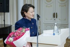 Нежные узоры души в каждом стежке: мастерство узбекской вышивки в Баку (ФОТО)