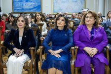 Нежные узоры души в каждом стежке: мастерство узбекской вышивки в Баку (ФОТО)