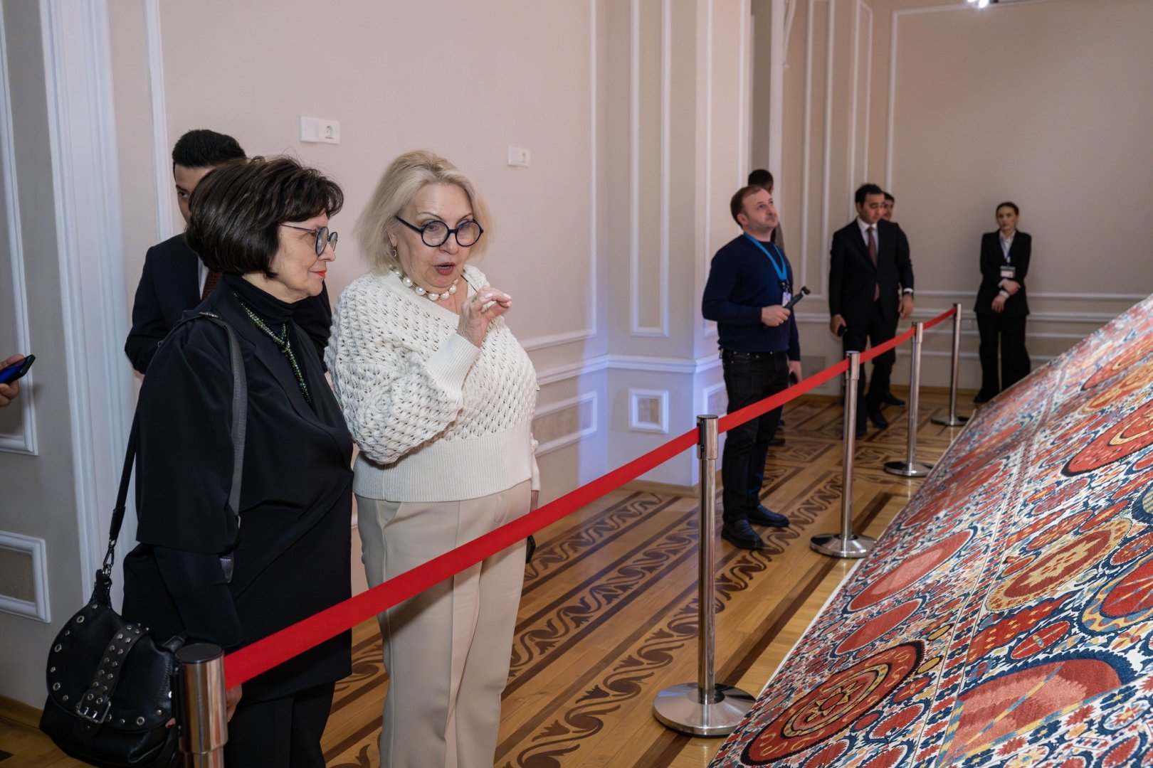 Нежные узоры души в каждом стежке: мастерство узбекской вышивки в Баку (ФОТО)