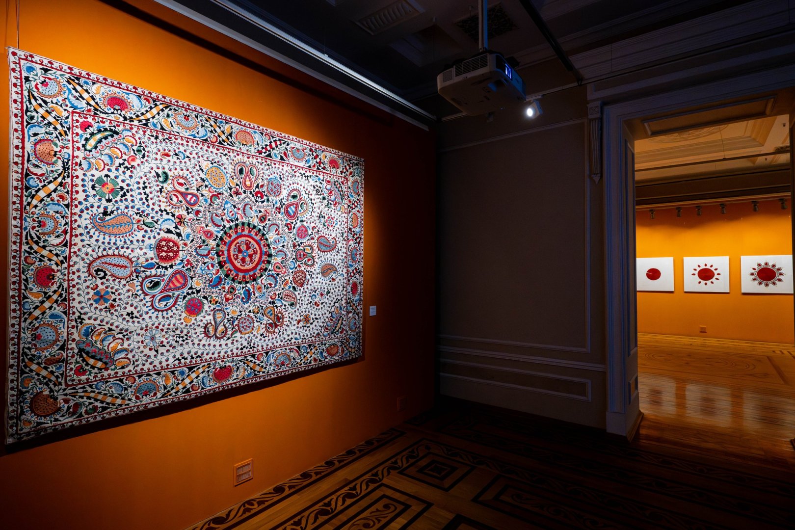 Нежные узоры души в каждом стежке: мастерство узбекской вышивки в Баку (ФОТО)