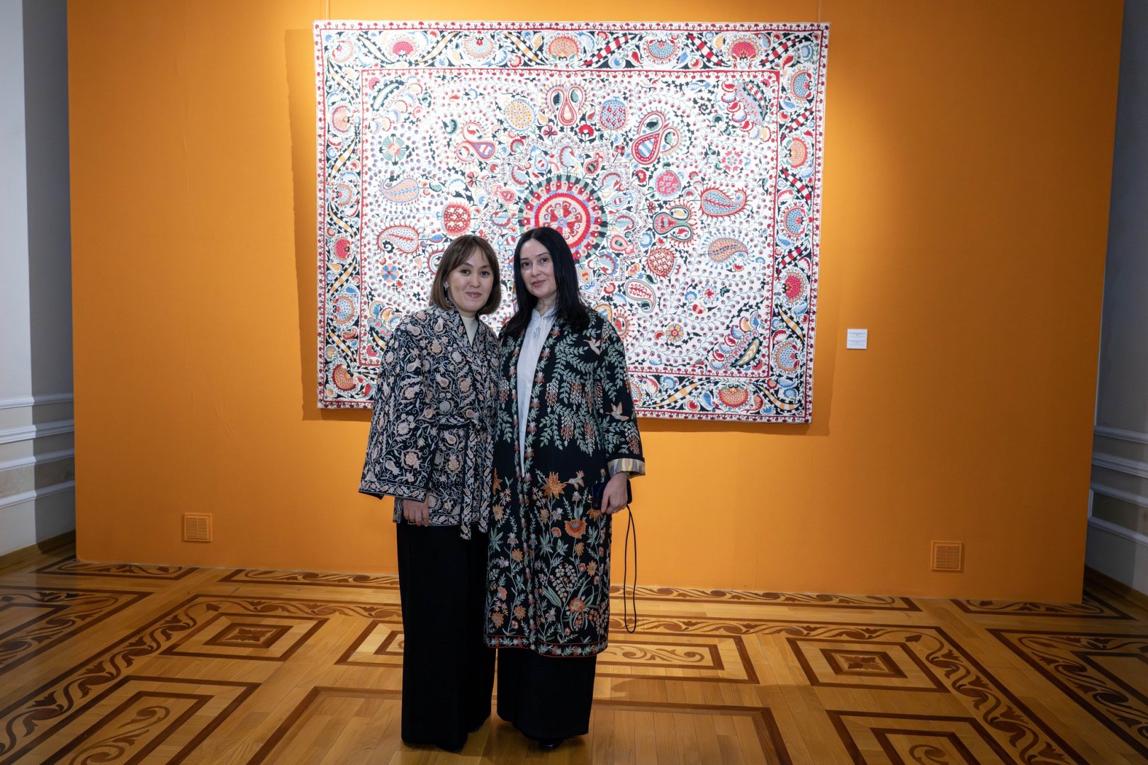 Нежные узоры души в каждом стежке: мастерство узбекской вышивки в Баку (ФОТО)