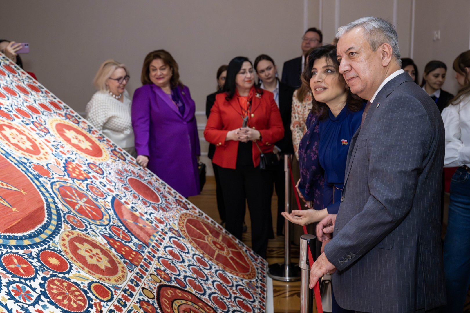 Нежные узоры души в каждом стежке: мастерство узбекской вышивки в Баку (ФОТО)