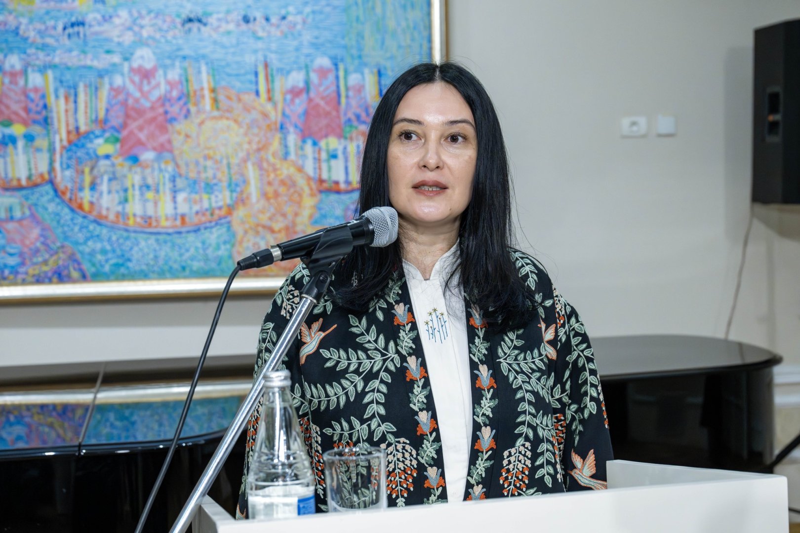 Нежные узоры души в каждом стежке: мастерство узбекской вышивки в Баку (ФОТО)