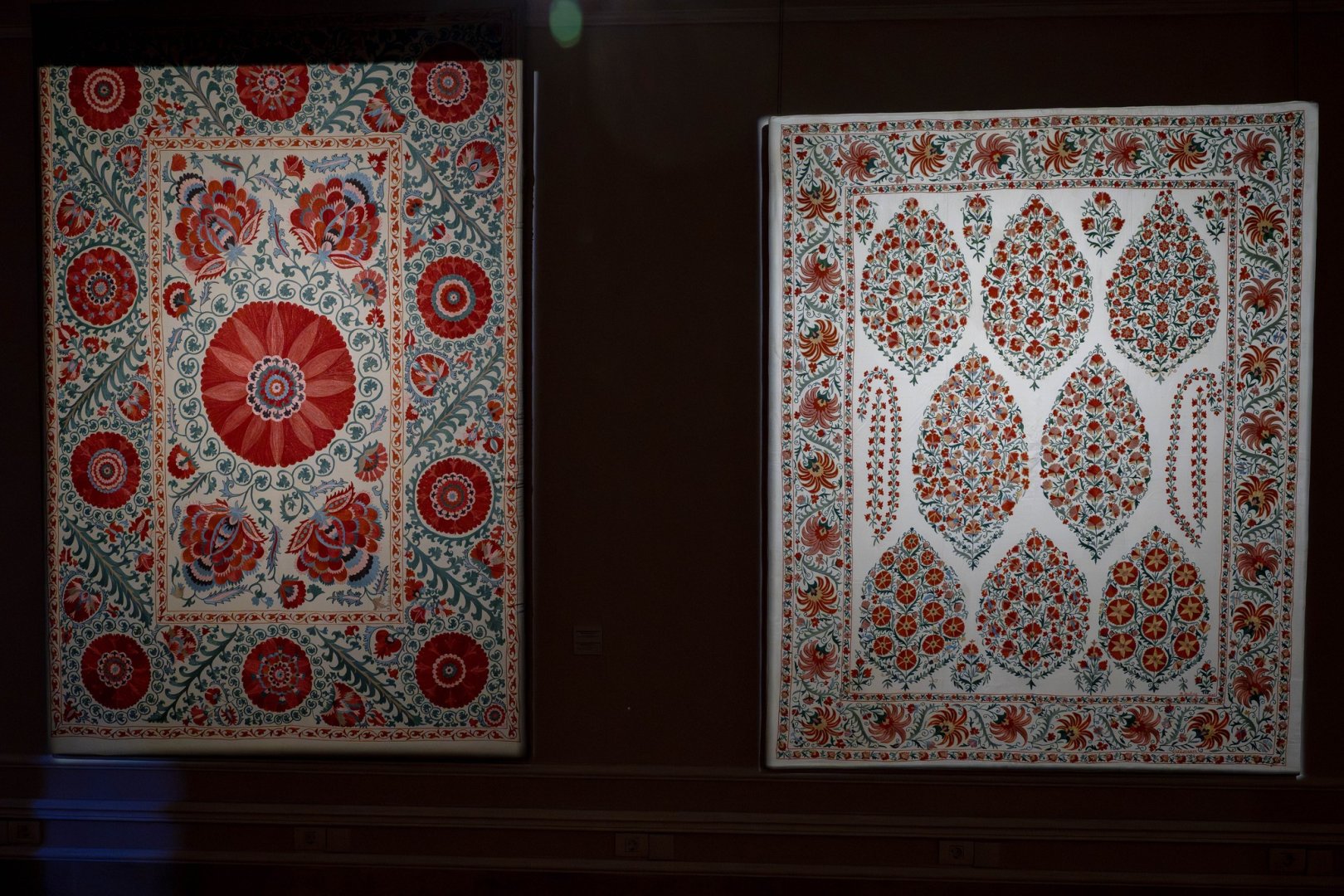 Нежные узоры души в каждом стежке: мастерство узбекской вышивки в Баку (ФОТО)