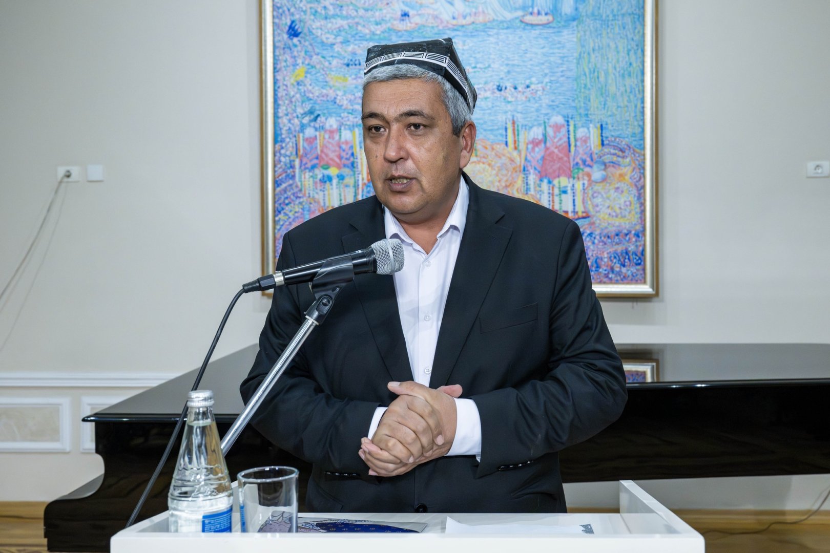 Нежные узоры души в каждом стежке: мастерство узбекской вышивки в Баку (ФОТО)