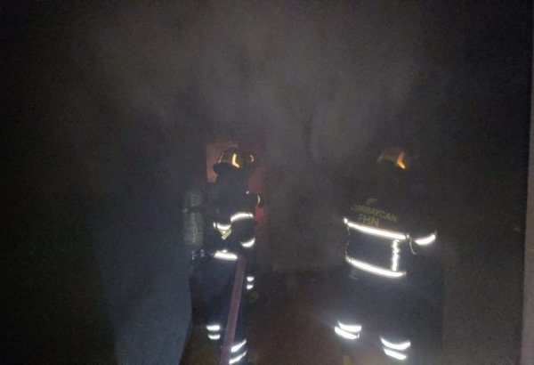 В многоэтажном здании в Баку вспыхнул пожар (ФОТО)