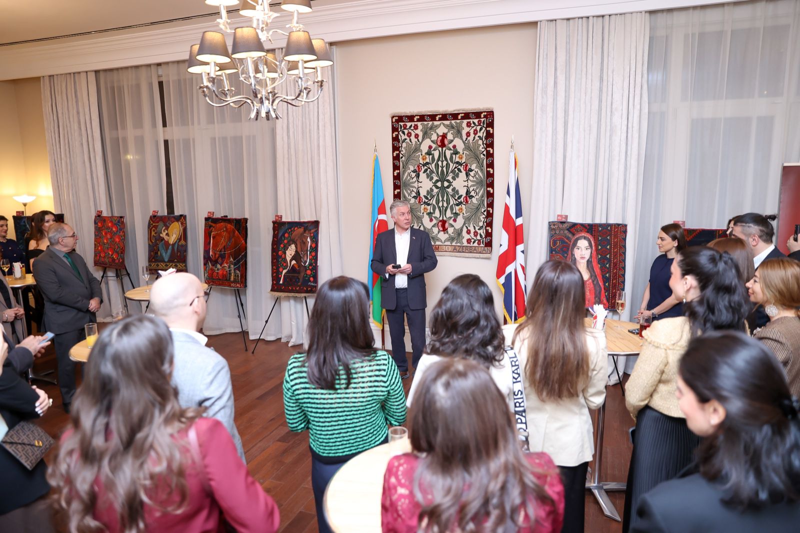 Вторая жизнь азербайджанских ковров - сочетание традиционных и современных художественных техник (ФОТО)