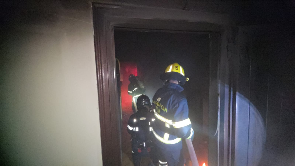 В многоэтажном здании в Баку вспыхнул пожар (ФОТО)