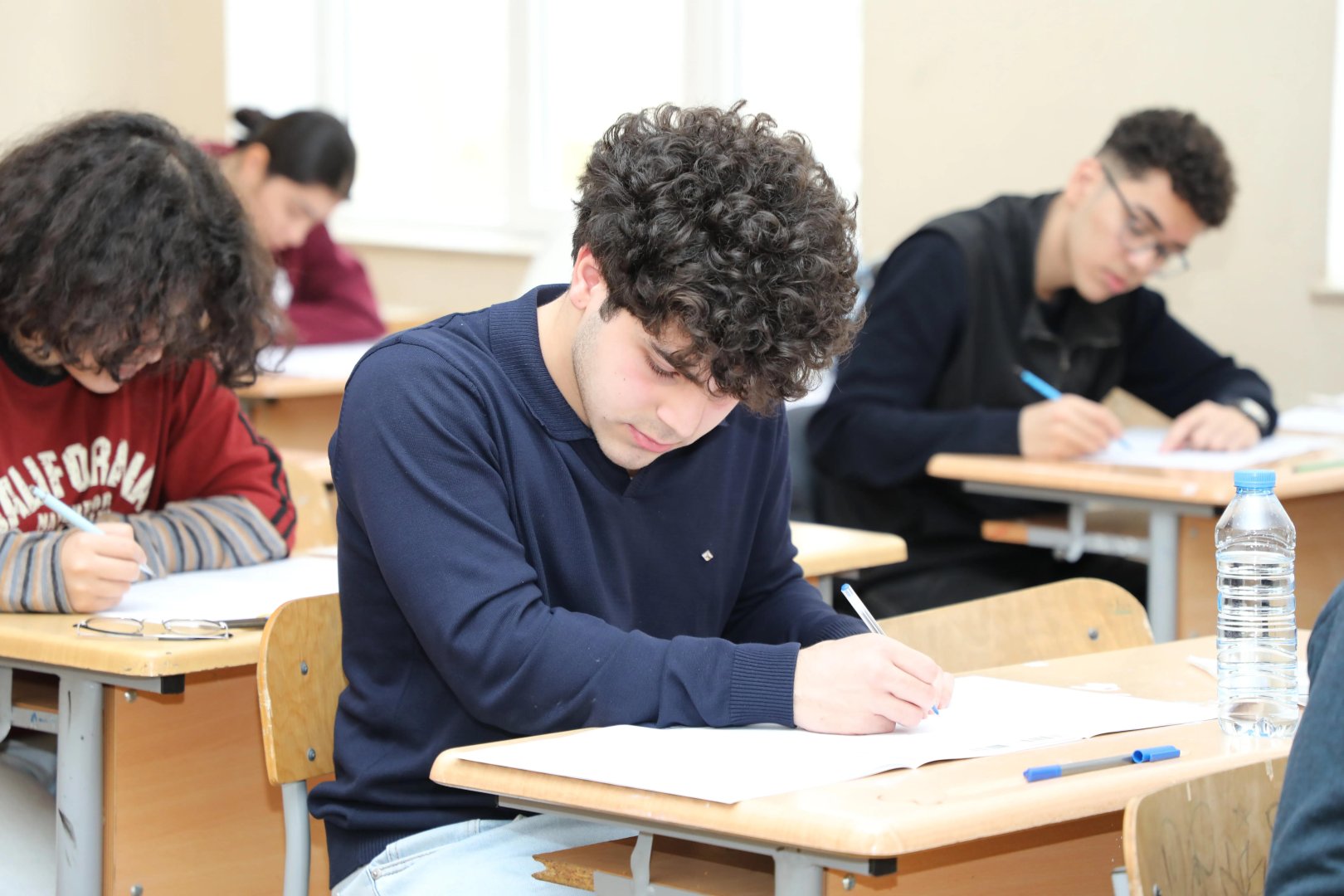 В Азербайджане прошли выпускные экзамены для учащихся XI классов (ФОТО)