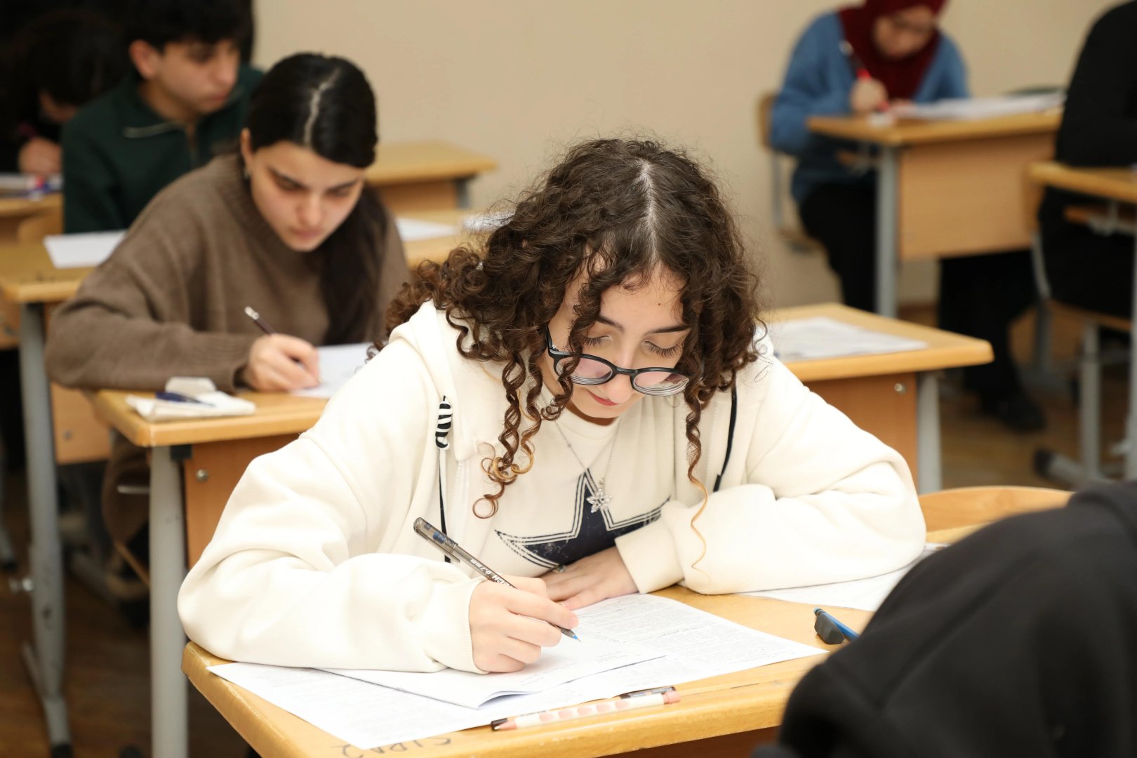 В Азербайджане прошли выпускные экзамены для учащихся XI классов (ФОТО)