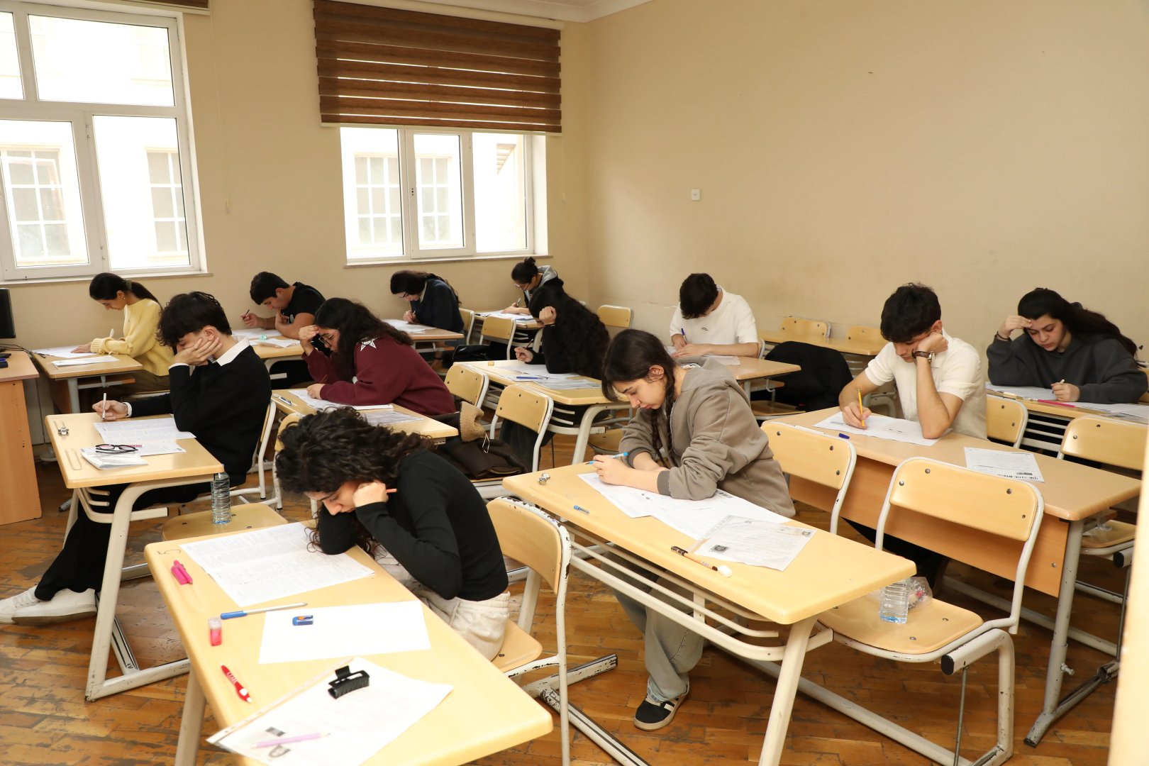 В Азербайджане прошли выпускные экзамены для учащихся XI классов (ФОТО)